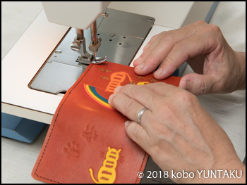 ミシン縫い「虹と猫の免許証入れ」赤茶色